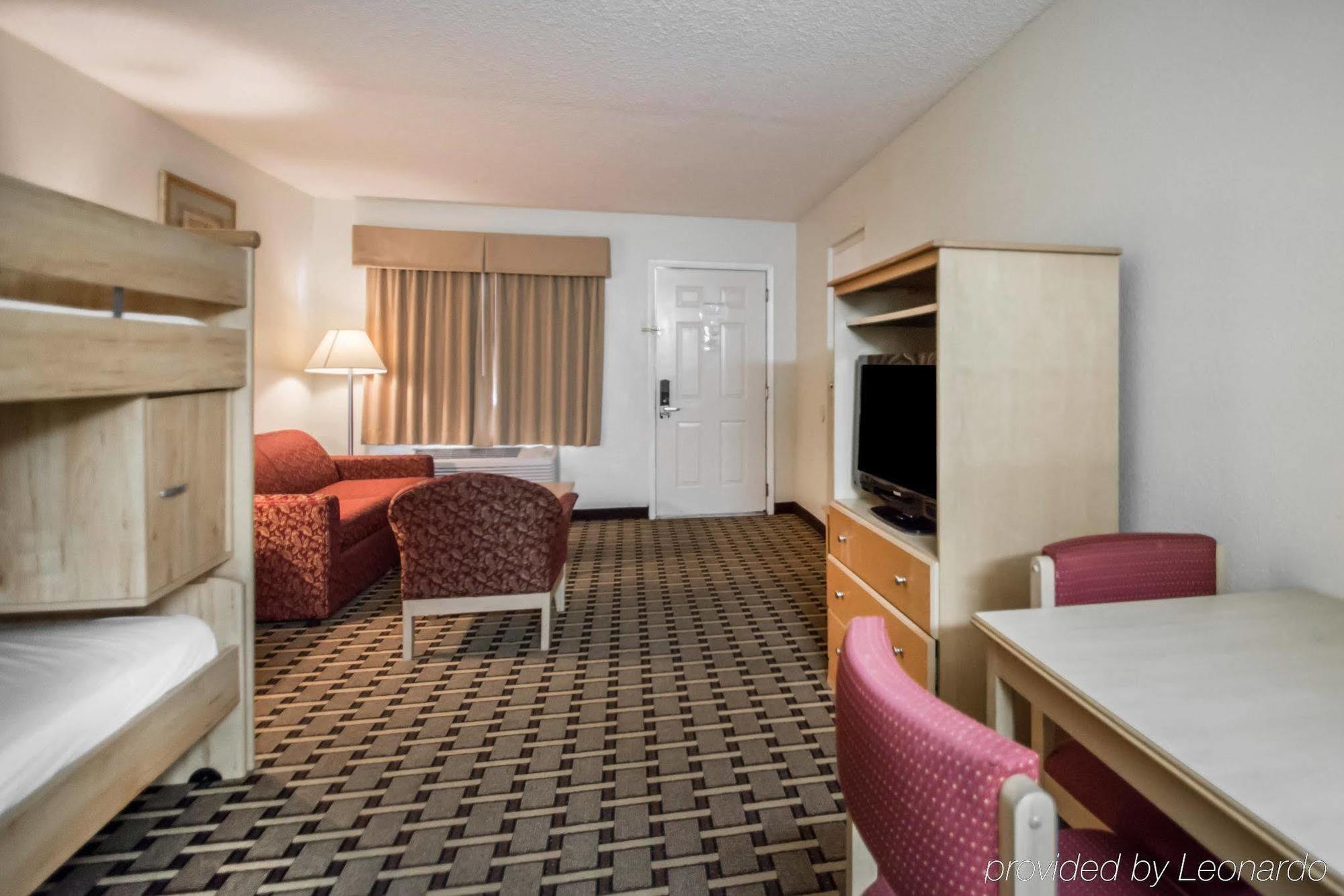 Quality Inn & Suites Eastgate Kissimmee Exterior photo